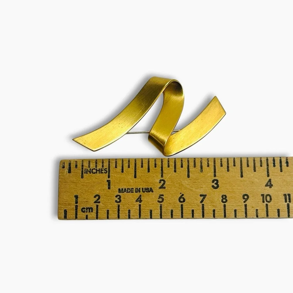 MONET Signed 3 In Gold Plated Modernist Ribbon Zig Zag Brooch Vintage 70s 80s